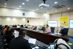 Encik Zaqy Mohamad (baju merah jambu) bercakap kepada media di sidang Mesyuarat Agung Tahunan ke-35 Yayasan Mendaki pada 15 Jun di Wisma Mendaki.