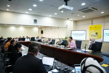 Encik Zaqy Mohamad (baju merah jambu) bercakap kepada media di sidang Mesyuarat Agung Tahunan ke-35 Yayasan Mendaki pada 15 Jun di Wisma Mendaki.