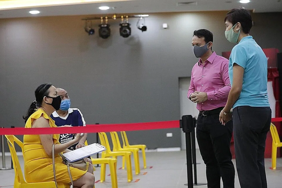 TAWAR BANTUAN: Menteri Tenaga Manusia, Cik Josephine Teo (kanan) bersama Menteri Negara (Pembangunan Negara merangkap Tenaga Manusia) Encik Zaqy Mohamad (dua dari kanan) ketika lawatan di Pusat Kerjaya Satelit di Balai Rakyat Keat Hong yang digunakan sebagai kemudahan menilai pendekatan bantuan kerjaya ini sebelum ia dilancarkan secara rasmi pada 1 Julai. - Foto BH oleh GIN TAY