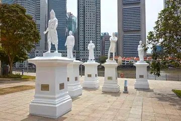 MENGENANG SANG PERINTIS: Lima patung yang menggambarkan Sang Nila Utama, Tan Tock Seng, Munshi Abdullah, Naraina Pillai dan Sir Thomas Stamford Raffles dipamerkan di ruang berhampiran The Arts House dan bersebelahan Sungai Singapura. - FOTO: SINGAPORE BICENTENNIAL OFFICE