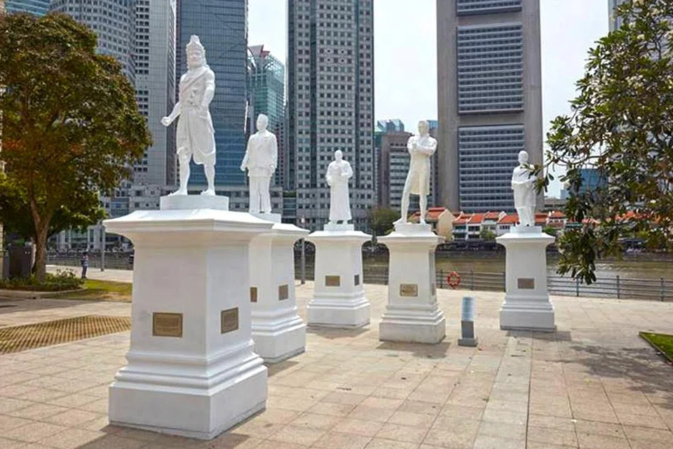MENGENANG SANG PERINTIS: Lima patung yang menggambarkan Sang Nila Utama, Tan Tock Seng, Munshi Abdullah, Naraina Pillai dan Sir Thomas Stamford Raffles dipamerkan di ruang berhampiran The Arts House dan bersebelahan Sungai Singapura. - FOTO: SINGAPORE BICENTENNIAL OFFICE