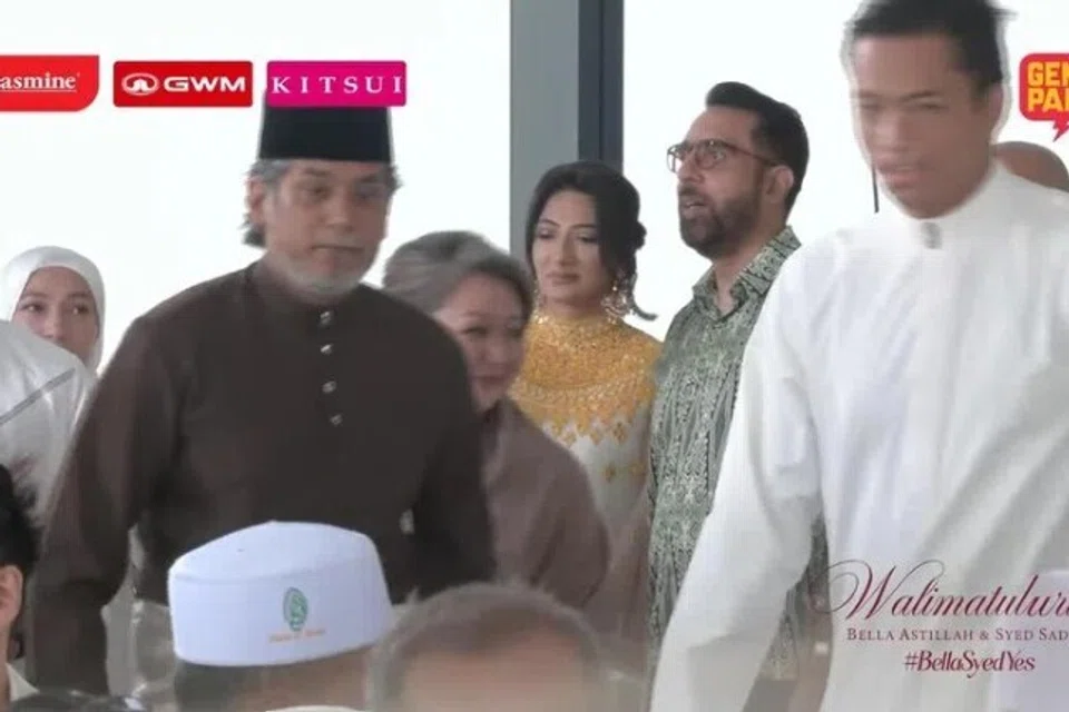 Setiausaha Agung Parti Pekerja (WP), Encik Pritam Singh (berbaju hijau), dan isterinya turut menghadiri majlis akad nikah itu.