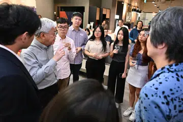 Ketua Pegawai Eksekutif (CEO) SPH Media, Encik Chan Yeng Kit (dua dari kiri), berinteraksi dengan  penerima biasiswa sebelum Majlis Anugerah Biasiswa Tahunan SPH Media 2024.