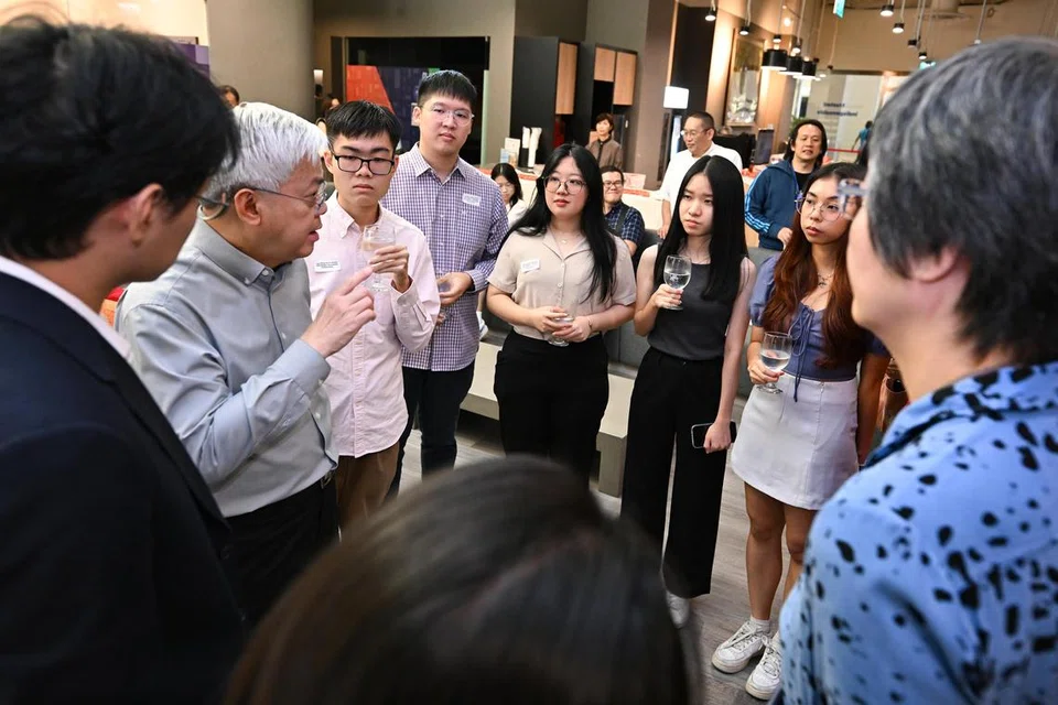 Ketua Pegawai Eksekutif (CEO) SPH Media, Encik Chan Yeng Kit (dua dari kiri), berinteraksi dengan  penerima biasiswa sebelum Majlis Anugerah Biasiswa Tahunan SPH Media 2024.
