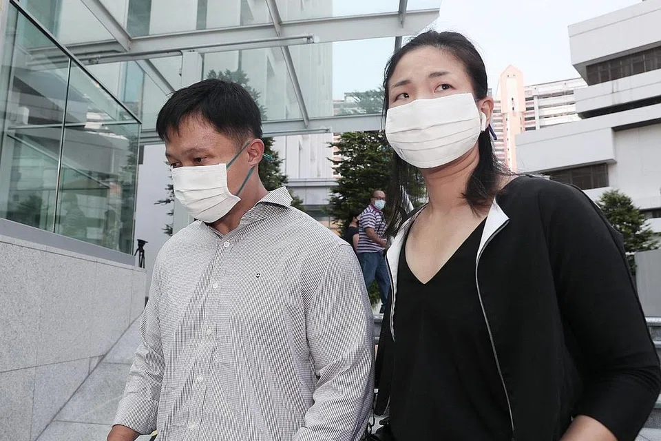 DIDAKWA: Karl Liew (kiri) yang ditemani wanita yang tidak dikenali didakwa di mahkamah semalam kerana memberikan maklumat dan bukti palsu berhubung kes bekas pembantu rumah keluarganya, Cik Parti Liyani. - Foto BH oleh KELVIN CHNG
