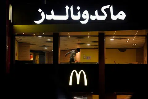 KESAN BOIKOT: Seorang pekerja membersihkan meja di restoran McDonald’s yang kosong akibat boikot jenama Barat di Mesir akibat pengeboman akibat konflik berterusan antara Israel dan Hamas, di Kaherah, Mesir pada November 20, 2023