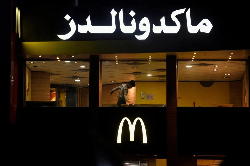 KESAN BOIKOT: Seorang pekerja membersihkan meja di restoran McDonald’s yang kosong akibat boikot jenama Barat di Mesir akibat pengeboman akibat konflik berterusan antara Israel dan Hamas, di Kaherah, Mesir pada November 20, 2023