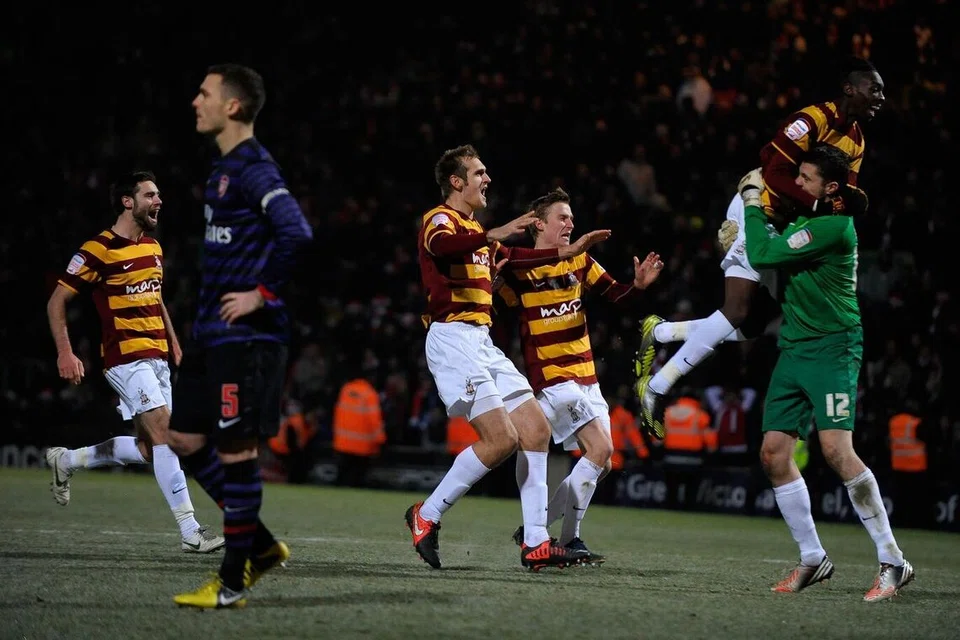 Kelab divisyen empat, Bradford City, meraikan kejayaan menewaskan Arsenal dalam peringkat suku akhir Piala Liga menerusi penentuan sepakan penalti 3-2, pada 11 Disember 2012.