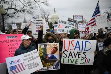 Sekumpulan penunjuk perasaan berhimpun di Bangunan Capitol AS, Washington, DC, pada 5 Februari 2025 bagi membantah keputusan pentadbiran Presiden Donald Trump untuk hampir menutup Agensi Pembangunan Antarabangsa Amerika Syarikat (USAID).
Pembekuan bantuan luar oleh Trump telah menghentikan pelbagai projek penting di Pasifik Selatan, yang menurut pekerja bantuan dan penganalisis, boleh membahayakan nyawa serta menjejaskan usaha Amerika dalam meraih sokongan rantau tersebut.