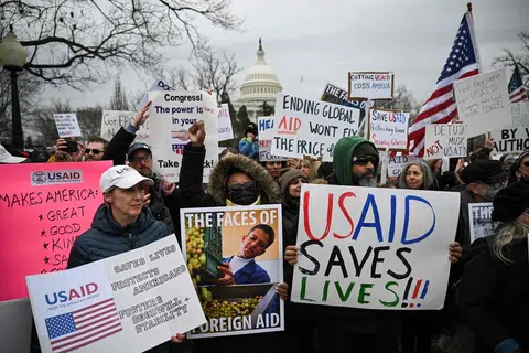 Sekumpulan penunjuk perasaan berhimpun di Bangunan Capitol AS, Washington, DC, pada 5 Februari 2025 bagi membantah keputusan pentadbiran Presiden Donald Trump untuk hampir menutup Agensi Pembangunan Antarabangsa Amerika Syarikat (USAID).
Pembekuan bantuan luar oleh Trump telah menghentikan pelbagai projek penting di Pasifik Selatan, yang menurut pekerja bantuan dan penganalisis, boleh membahayakan nyawa serta menjejaskan usaha Amerika dalam meraih sokongan rantau tersebut.
