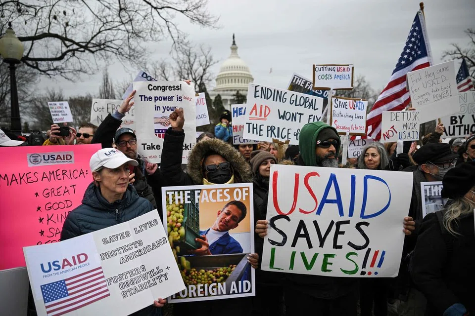 Sekumpulan penunjuk perasaan berhimpun di Bangunan Capitol AS, Washington, DC, pada 5 Februari 2025 bagi membantah keputusan pentadbiran Presiden Donald Trump untuk hampir menutup Agensi Pembangunan Antarabangsa Amerika Syarikat (USAID).
Pembekuan bantuan luar oleh Trump telah menghentikan pelbagai projek penting di Pasifik Selatan, yang menurut pekerja bantuan dan penganalisis, boleh membahayakan nyawa serta menjejaskan usaha Amerika dalam meraih sokongan rantau tersebut.