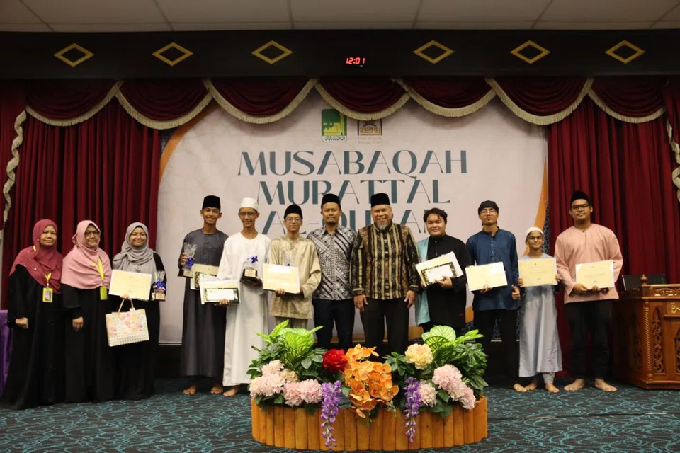 Pengerusi Eksekutif Kanan Masjid Ar-Raudhah, Ustaz Mohamed Ali Atan (lima dari kanan) bersama Encik Ahmad Farid Mohd Fadzuli (tengah) dan semua peserta remaja yang mengambil bahagian dalam Musabaqah Murattal Al-Quran yang berlangsung pada 1 September 2024 lalu. 