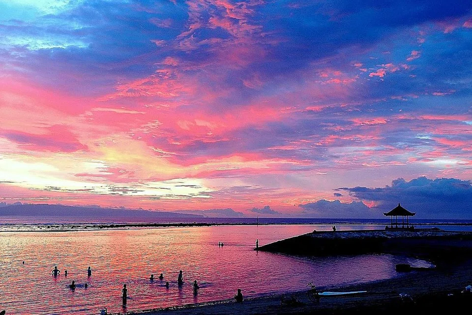 WARNA PAGI: Pantai Sanur yang indah diwaktu pagi