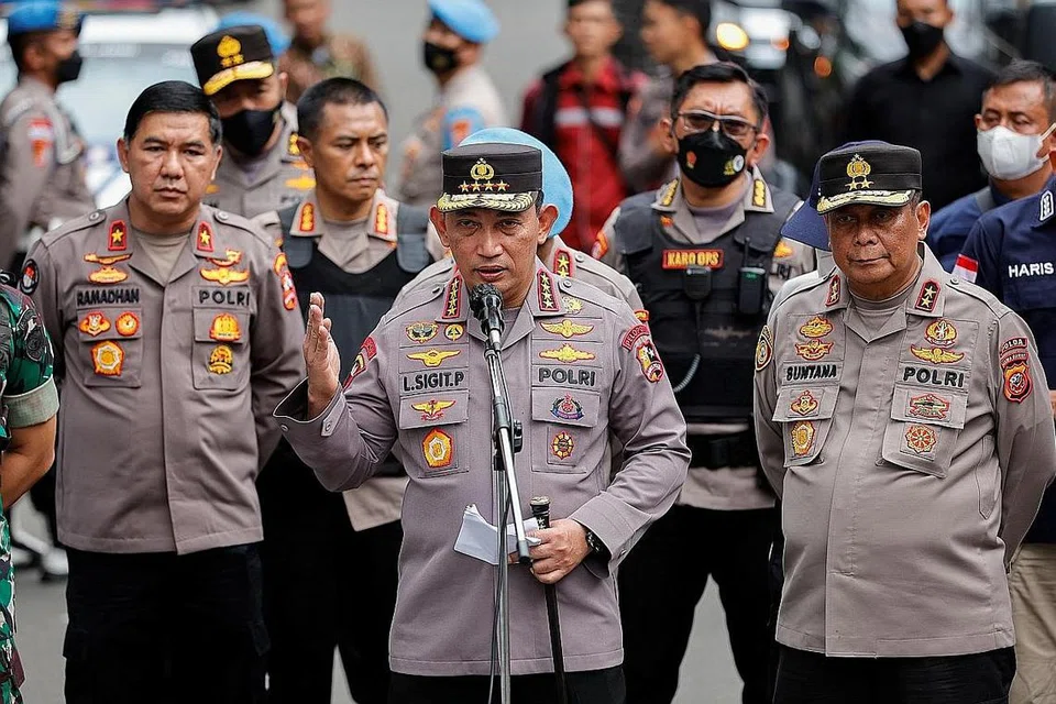 USAHA TANGANI ANCAMAN PENGGANASAN: Ketua Polis Indonesia, Jeneral Drs Listyo Sigit Prabowo, semasa sidang media selepas berlaku pengeboman nekad di Bandung, Jawa Barat, Indonesia, pada 7 Disember lalu. - Foto REUTERS