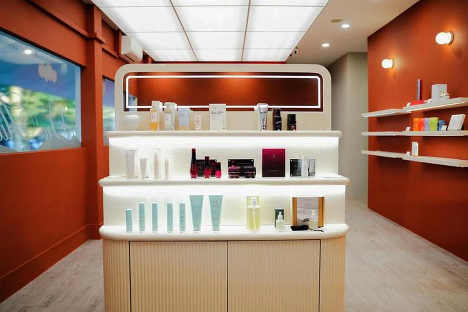 Produk kecantikan yang dijual di kedai Reverie On Hill di Dempsey Hill dipamerkan di rak-rak berwarna putih dengan reka bentuk minimalis. 