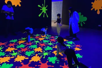 LUAHKAN KREATIVITI: Di Neon Room, kanak-kanak boleh menunjukkan bakat terpendam mereka dengan melukis dan menulis mesej dalam warna berbeza di bilik gelap ini.