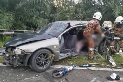 Beginilah keadaan kereta Proton Wira dinaiki enam mangsa yang meninggal dunia selepas nahas dengan dua lagi kenderaan di Kilometer 37 Jalan Semporna-Tawau, dekat Semporna, Sabah, pada 12 Januari petang. 