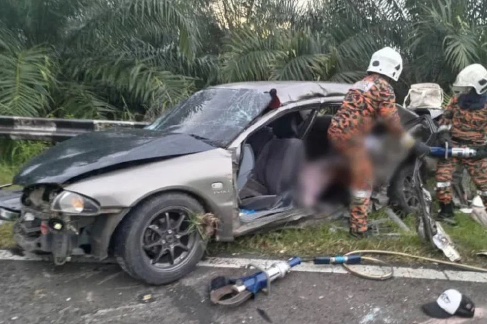 Beginilah keadaan kereta Proton Wira dinaiki enam mangsa yang meninggal dunia selepas nahas dengan dua lagi kenderaan di Kilometer 37 Jalan Semporna-Tawau, dekat Semporna, Sabah, pada 12 Januari petang. 