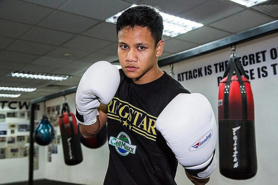 MAHU KEMBALI DI LANDASAN KEMENANGAN: Ridhwan (atas) berazam mendapat keputusan berbeza apabila turun beraksi bagi 'pertarungan ulangan' dengan Ambunda. Pertarungan pertama mereka bagi merebut kejuaraan IBO pada September lalu dimenangi petinju Namibia itu melalui keputusan 'split'. - Foto fail