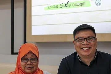 RAIH KEMAHIRAN DIGITAL: Menerusi kursus latihan di tempat kerja, kakitangan cawangan makanan Encik Tan seperti Cik Selitenoor Zainal dapat meraih kemahiran menggunakan teknologi. Cawangan makanan Encik Tan dikendalikan syarikat Fei Siong Food Management. Bersama dalam gambar ini ialah Pengarah Eksekutif Fei Siong Food Management, Encik Tan Kim Leng. - Foto BH oleh YONG LI XUAN