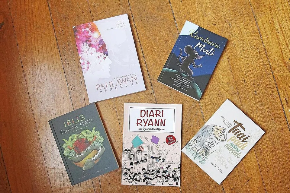 PELBAGAI PILIHAN: Beberapa buku-buku yang dilancarkan di The Arts House kelmarin.