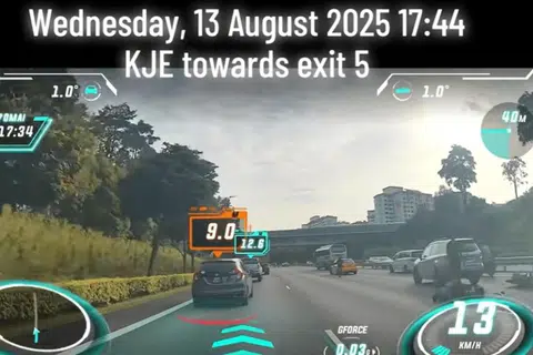 Dua orang dikejarkan ke hospital selepas kemalangan jalan raya antara dua kereta dengan sebuah motosikal di Ekspreswe Kranji (KJE) pada 13 Ogos.