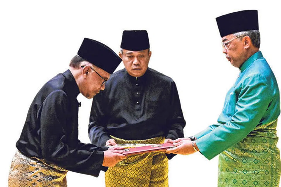 KERAJAAN DIBENTUK: Datuk Seri Anwar Ibrahim diberi tanggungjawab oleh Yang di-Pertuan Agong, Sultan Abdullah Ri'ayatuddin Mustafa Billah Shah untuk membentuk kerajaan yang mewakili kepentingan semua bangsa dan agama di Malaysia. - Foto REUTERS 