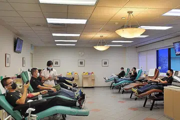 TAMPIL BANTU DERMA DARAH: Orang ramai menderma darah di Bloodbank@HSA pada 15 Julai lalu. Ini menyusuli satu rayuan menderma darah sedang bekalan berkurangan.