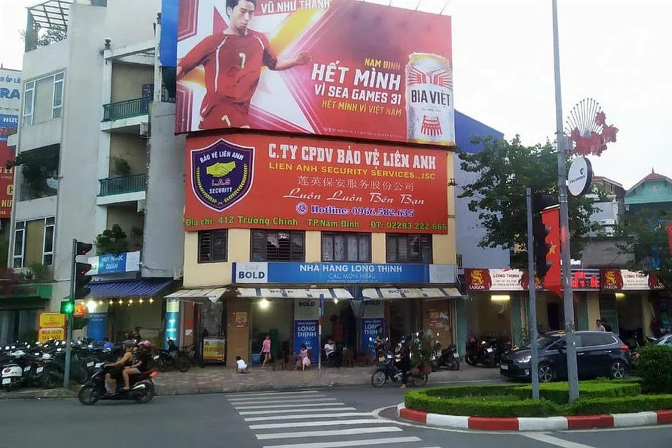SESUAIKAN DIRI: Papan tanda berbahasa Vietnam dan Inggeris di wilayah Nam Dinh, yang terletak sekitar dua jam dengan memandu dari Hanoi. - Foto BM oleh ZULAIQAH ABDUL RAHIM