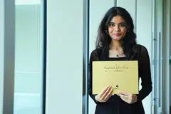 Cik Alifah Ilyana Jamal, berazam menggunakan sains dalam memperjuangkan kesihatan wanita melalui penyelidikan bioperubatan.  Beliau merupakan antara penerima Anugerah Mendaki 2025, di Auditorium Ho Bee, Pusat Budaya Universiti Nasional Singapura (UCC) pada 11 Oktober. 