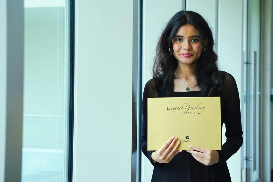 Cik Alifah Ilyana Jamal, berazam menggunakan sains dalam memperjuangkan kesihatan wanita melalui penyelidikan bioperubatan.  Beliau merupakan antara penerima Anugerah Mendaki 2025, di Auditorium Ho Bee, Pusat Budaya Universiti Nasional Singapura (UCC) pada 11 Oktober. 