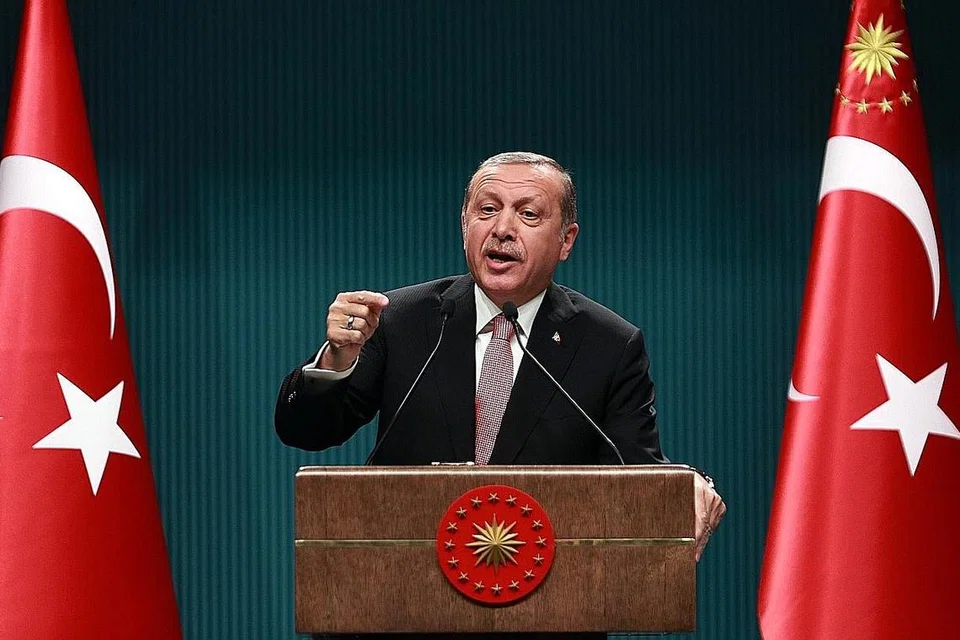 LANGKAH TANGANI ANCAMAN: Presiden Erdogan memberikan taklimat di televisyen menyusuli persidangan Majlis Keselamatan Negara yang berlarutan sehingga lima jam. - Foto AFP