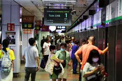 Menurut SMRT, kereta api generasi pertama itu terhenti kira-kira 12.30 tengah hari dan semua penumpang selamat turun di stesen Outram Park.