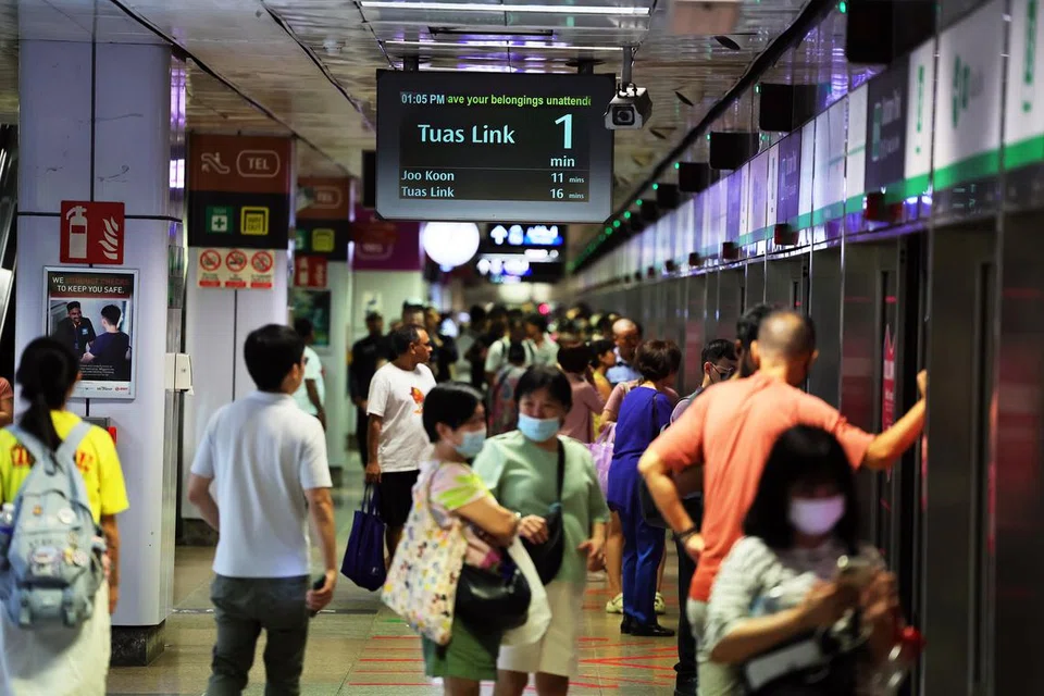 Menurut SMRT, kereta api generasi pertama itu terhenti kira-kira 12.30 tengah hari dan semua penumpang selamat turun di stesen Outram Park.