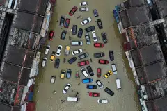 KOS TINGGI: Pemilik kereta di Shah Alam, Selangor, berdepan harga mahal bagi membaiki kereta mereka yang ditenggelami air semasa banjir terburuk yang dihadapi bulan lalu. - Foto REUTERS