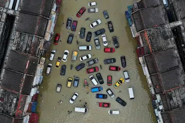 KOS TINGGI: Pemilik kereta di Shah Alam, Selangor, berdepan harga mahal bagi membaiki kereta mereka yang ditenggelami air semasa banjir terburuk yang dihadapi bulan lalu. - Foto REUTERS