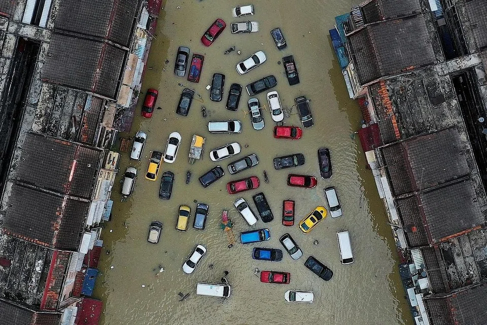 KOS TINGGI: Pemilik kereta di Shah Alam, Selangor, berdepan harga mahal bagi membaiki kereta mereka yang ditenggelami air semasa banjir terburuk yang dihadapi bulan lalu. - Foto REUTERS