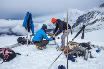 GLASIER KIAN CEPAT CAIR: Para saintis yang menjalankan kajian mendapati glasier di Himalaya lebih cepat cair  dalam tempoh 2011 hingga 2020 berbanding sedekad sebelumnya. 