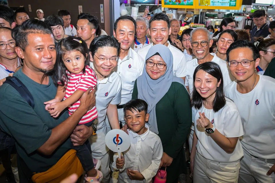Perdana Menteri, Encik Lawrence Wong (tiga dari kiri) beramah mesra dengan penduduk bersama pasukan Parti Tindakan Rakyat (PAP) GRC Tampines dan SMC Tampines Changkat (dari kiri), Dr Koh Poh Koon, Encik David Neo, Encik Masagos Zulkifli Masagos Mohamad, Dr Charlene Chen dan Encik Desmond Choo semasa lawatan ke Blok 633 Tampines North Drive 2 pada 30 April. 