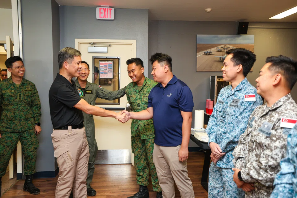 Semasa lawatannya ke Pangkalan Tentera Udara Mountain Home (MHAFB) di Idaho, Amerika Syarikat, Menteri Pertahanan, Encik Chan Chun Sing bertemu anggota SAF yang mengambil bahagian dalam Latihan Forging Sabre 2025 (XFS25). Antaranya ialah Ketua bagi Inovasi Sistem Pesawat Udara Tanpa Pemandu (UAS) Agensi Sains dan Teknologi Pertahanan (DSTA), Encik Jeremy Wong (tiga dari kanan); dan Pakar Artileri, Staf Sarjan (SSG) Lezaz Zafary (empat dari kanan), dari Institut Artileri.