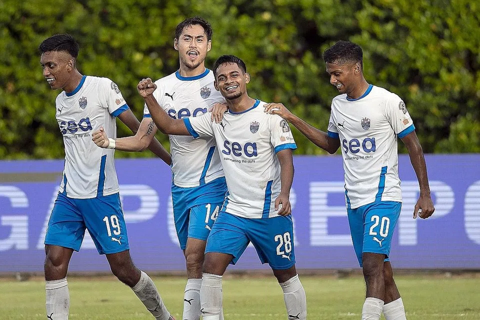 SAILORS CEMERLANG: Pemain Sailors Gabriel Quak (dua dari kiri) dan Saifullah Akbar (tiga dari kiri) masing-masing dinobat Pemain Terbaik dan Pemain Muda Terbaik di majlis Malam Anugerah Persatuan Bola Sepak Singapura (FAS) 2020 semalam. - Foto PERSATUAN BOLA SEPAK SINGAPURA