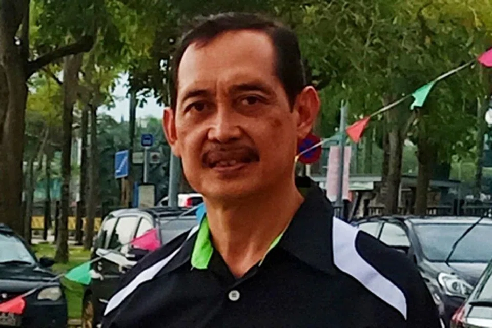 ''Lebih cepat pasang lebih baik kerana takut orang berebut-rebut buat janji temu secara dalam talian apabila lebih ramai pemilik kereta Singapura menerima e-mel pemberitahuan daripada JPJ.'' - Encik Mohd Yahya, antara pemilik kereta Singapura yang datang memasang tag VEP. - Foto BH oleh SAINI SALLEH