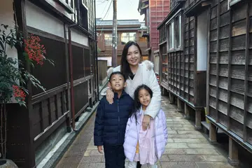 Cik Jacinth Liew bersama dua anaknya, Daryl Chua dan Charlotte Chua.
