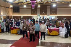 Bekas anggota Jemaah Islamiyah (JI) yang terlibat dalam konflik Afghanistan dan Filipina Selatan, membaca ikrar kesetiaan kepada Indonesia di akhir perhimpunan di Depok, Jawa Barat, pada 3 November. Mereka menunjukkan tekad untuk menyokong Indonesia dan meninggalkan ideologi radikal yang pernah dipegang.