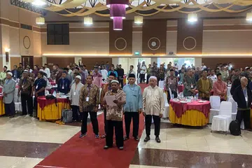 Bekas anggota Jemaah Islamiyah (JI) yang terlibat dalam konflik Afghanistan dan Filipina Selatan, membaca ikrar kesetiaan kepada Indonesia di akhir perhimpunan di Depok, Jawa Barat, pada 3 November. Mereka menunjukkan tekad untuk menyokong Indonesia dan meninggalkan ideologi radikal yang pernah dipegang.