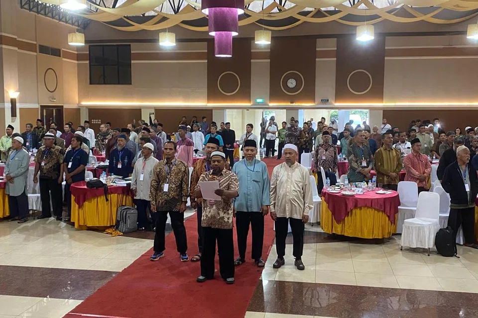 Bekas anggota Jemaah Islamiyah (JI) yang terlibat dalam konflik Afghanistan dan Filipina Selatan, membaca ikrar kesetiaan kepada Indonesia di akhir perhimpunan di Depok, Jawa Barat, pada 3 November. Mereka menunjukkan tekad untuk menyokong Indonesia dan meninggalkan ideologi radikal yang pernah dipegang.
