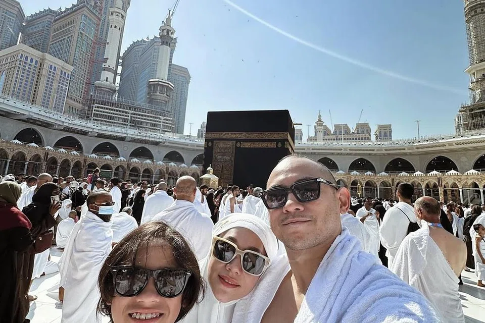 Bunga Citra Lestari bersama suami, Tiko Aryawardhana, dan anaknya, Noah, ketika mengerjakan ibadah umrah pada awal Januari 2024.