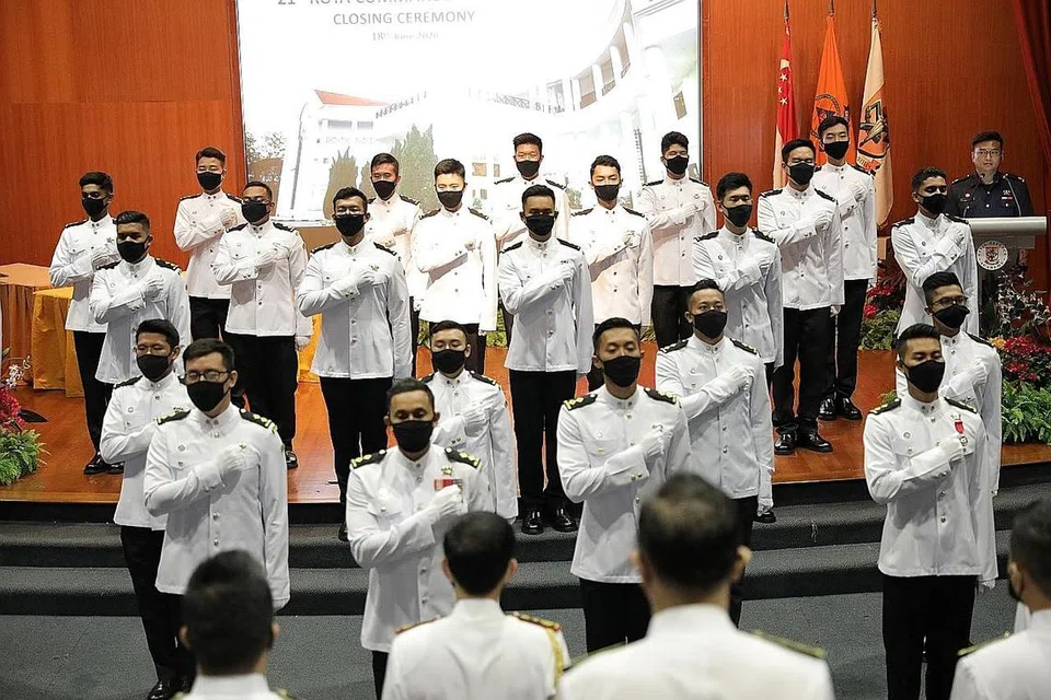 KADET TERBAIK: Leftenan Muhammad Bukhary Abu Bakar dinobat sebagai Kadet Terbaik kursus RCC ke-21 SCDF dalam upcara penutupan kursus tertutup di Akademi Pertahanan Awam bagi mencegah penularan Covid-19 - Foto SCDF