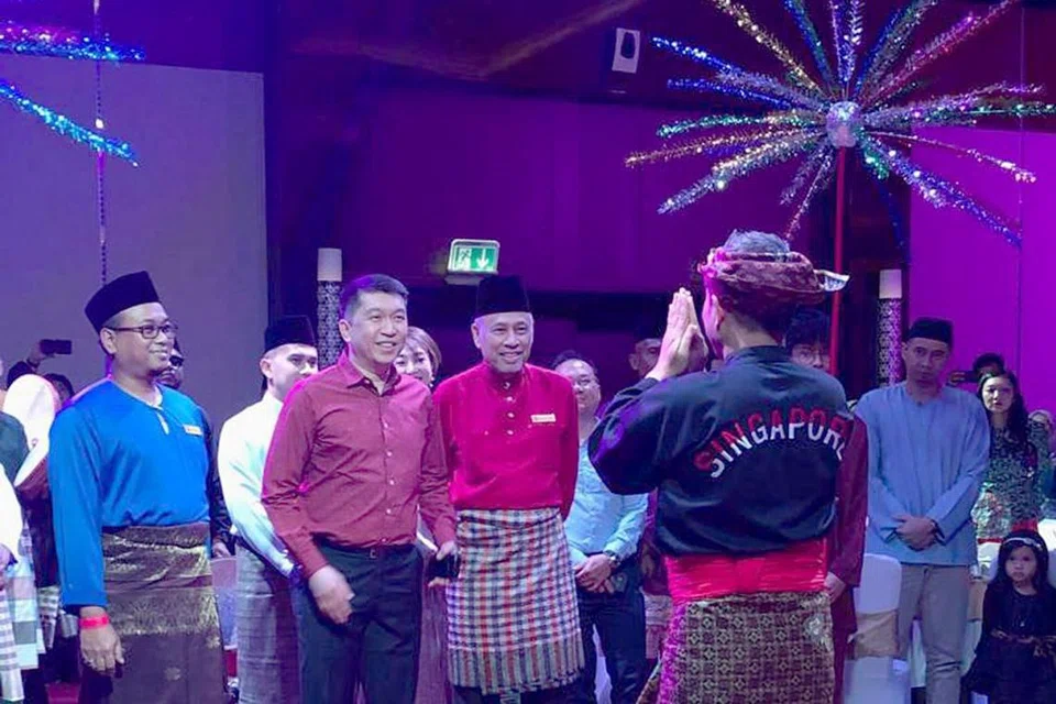 TETAMU KEHORMAT: Duta Singapura ke Amiriah Arab Bersatu (UAE), Encik Samuel Tan, diapit oleh Presiden Kumpulan Melayu Islam Singapura Dubai (SMG), Encik Ahmad Fuad Abu Bakar (kanan) dan Naib Presiden SMG, Encik Jumadi Husani. Encik Tan menghargai usaha SMG melibatkan semua kaum Singapura di UAE dalam kegiatannya termasuk Pertemuan Hari Raya. - Foto ROSEBI MOHD SAH