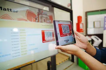 Jemaah kini hanya perlu mengimbas kod QR pada skrin digital untuk menderma. Sistem ini membolehkan sumbangan diproses dan dipaparkan secara masa nyata, sekali gus meningkatkan ketelusan dalam urusan kutipan dana di Masjid Sallim Mattar.